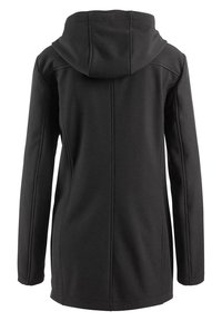 Veste softshell noire avec une capuche, présentant une texture lisse, des manches longues et des coutures à l'arrière pour une allure ajustée.