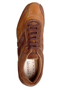 Baskets marron en cuir lisse et daim, avec un système de laçage, des coutures contrastées et une semelle intérieure perforée.