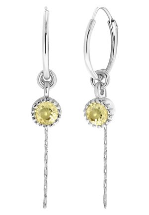 Zilveren creolen met een gele edelsteen, gezet in een geschulpte zetting, met een delicate ketting die onder de steen uitsteekt.