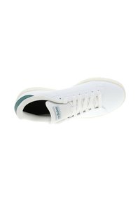 Scarpa sportiva bianca con tomaia testurizzata, design con lacci e un accento teal sul tallone. Presenta una suola in gomma per una migliore aderenza.