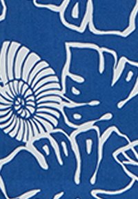 Tessuto blu con un motivo astratto di conchiglie e foglie bianche, dalla texture liscia. Le forme includono spirali e linee fluide in tutto il design.
