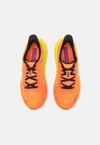 HOKA ARAHI 7 - Hardloopschoenen voor op de weg - electric tangerine/black