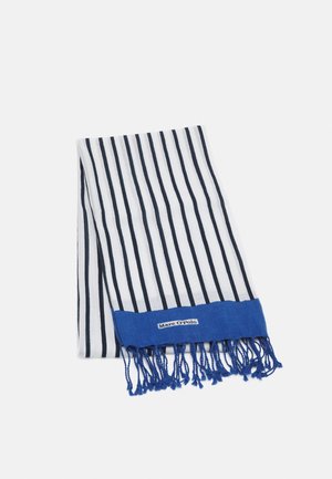 Écharpe blanche avec des rayures verticales noires espacées uniformément, franges et bordure bleues, avec une étiquette "Marc O'Polo" à une extrémité.