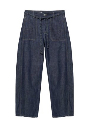 Sötétkék, széles szárú farmernadrág elülső foltzsebekkel és deréknál megkötött fonott övvel.