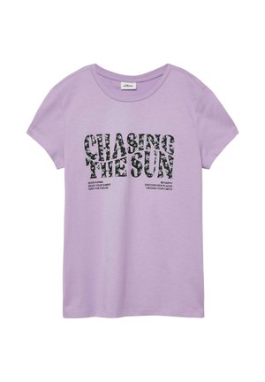 Fliederfarbenes T-Shirt mit kurzen Ärmeln, vorne mittig mit dem Blumen-Schriftzug "CHASING THE SUN" und kleineren motivierenden Sprüchen darunter.