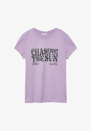 Liliowa koszulka z krótkim rękawem z napisem "CHASING THE SUN" ozdobionym kwiatowym motywem oraz mniejszymi motywacyjnymi hasłami poniżej, umieszczonymi na środku przodu.