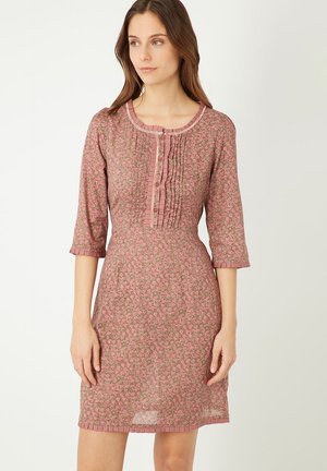 Vestido floral en rosa con mangas cortas, pliegues en el escote, detalles de botones y una silueta ajustada. Tejido suave con un acabado mate.