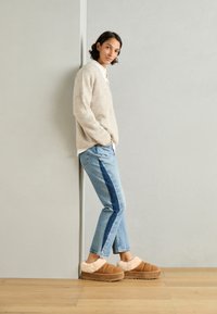 UGG TAZZLITA - Chaussons - chestnut