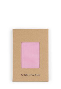 Roze stofmonstertje in een textuurontwerp, weergegeven in een rechthoekig venster op een bruine kartonnen verpakking met "SUITABLE" branding.