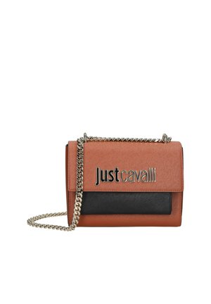 Sac à main en simili cuir brun et noir avec une chaîne, arborant un logo métallique, de forme rectangulaire et une surface texturée.