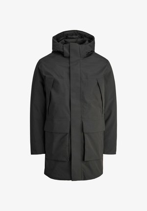 Černá voděodolná parka s vysokým límcem, dlouhým zipem, dvěma velkými předními kapsami a hladkým vnějším povrchem.