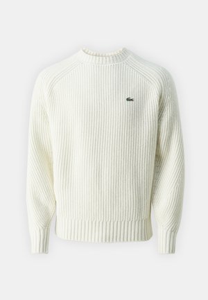 Kuschliger weißer Rundhalsausschnitt-Pullover mit Rippstruktur, ausgestattet mit einem kleinen grünen Logo auf der linken Brust sowie eng anliegenden gerippten Bündchen und Saum.