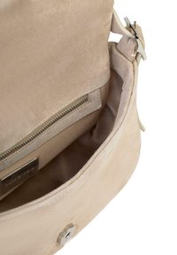 Interno di borsa in camoscio beige con tasca con zip e chiusura a scatto metallica. Texture morbida e design pulito. Forma rettangolare classica.