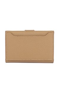 Tan leren kaartenhouder met een textuurfinish, voorzien van een bovenklep en een zichtbare naad. Compact rechthoekig ontwerp, minimalistisch van stijl.