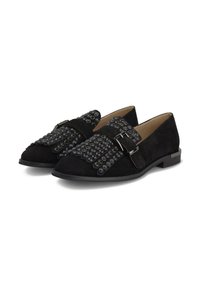 Mocasines de ante negro con adornos texturizados y hebilla lateral. El diseño incluye acentos negros brillantes en la parte superior.