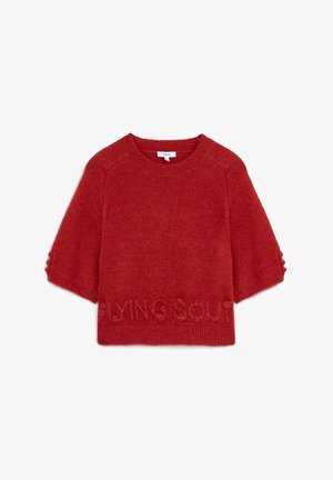 Maglione rosso lavorato a maglia con maniche corte e raglan. Presenta la scritta in rilievo "FLYING SOUTH" all'orlo e un colletto e polsini a coste.
