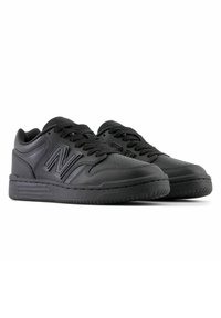 Schwarze Sneaker mit niedrigem Schnitt aus Leder mit einer strukturierten Oberfläche. Verfügt über ein Schnürdesign, Perforationen an der Zehe und ein geprägtes Logo.