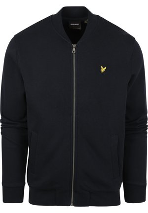 Chaqueta bomber de color navy con cremallera, hecha de una mezcla de algodón, que cuenta con un cuello y puños acanalados, un pequeño logo amarillo en el lado izquierdo del pecho y bolsillos laterales.
