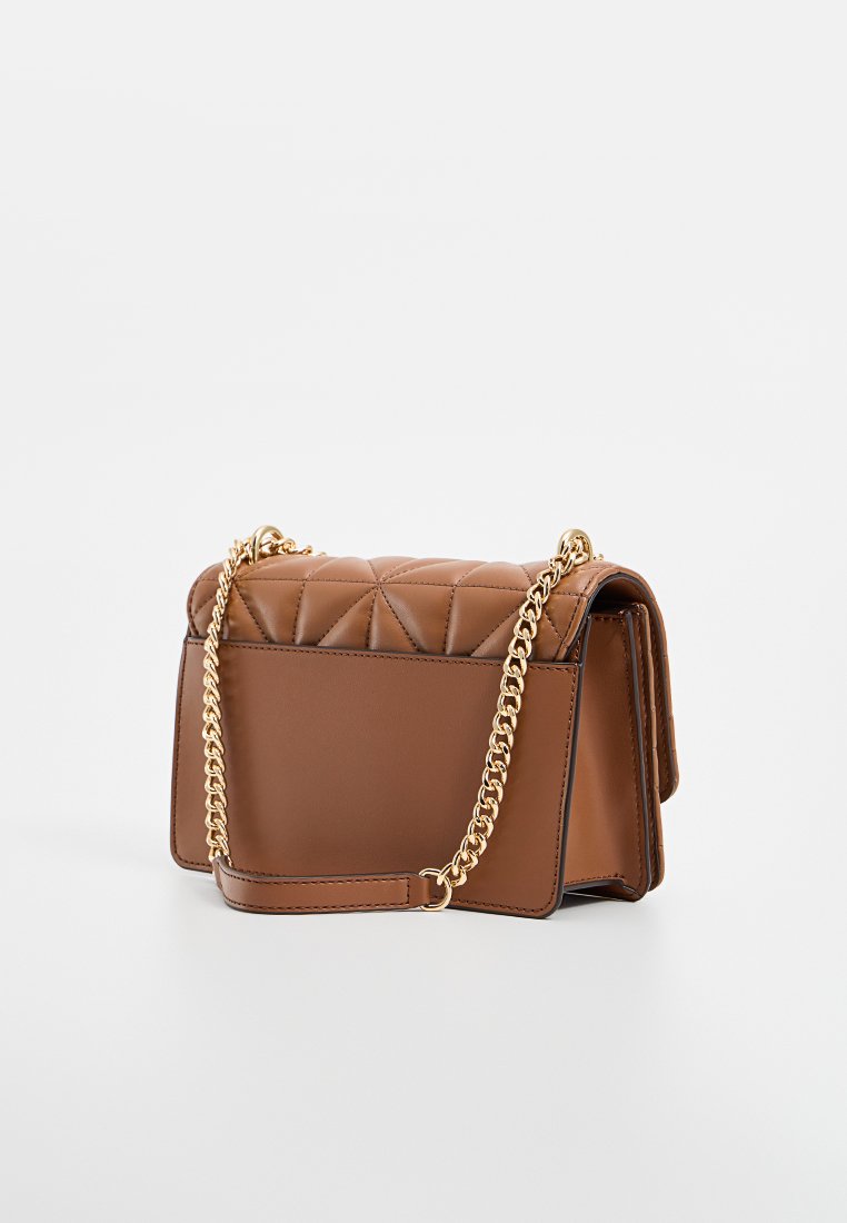 Borsa a tracolla in pelle marrone trapuntata con una catenina dorata, forma rettangolare e texture lucida. Presenta una chiusura con zip e un interno spazioso.