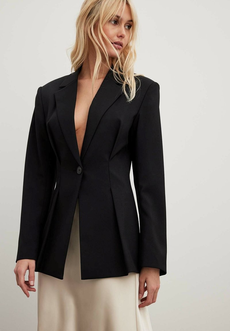 NA-KD MIT TAILLIERTER PASSFORM - Bleizeris - black