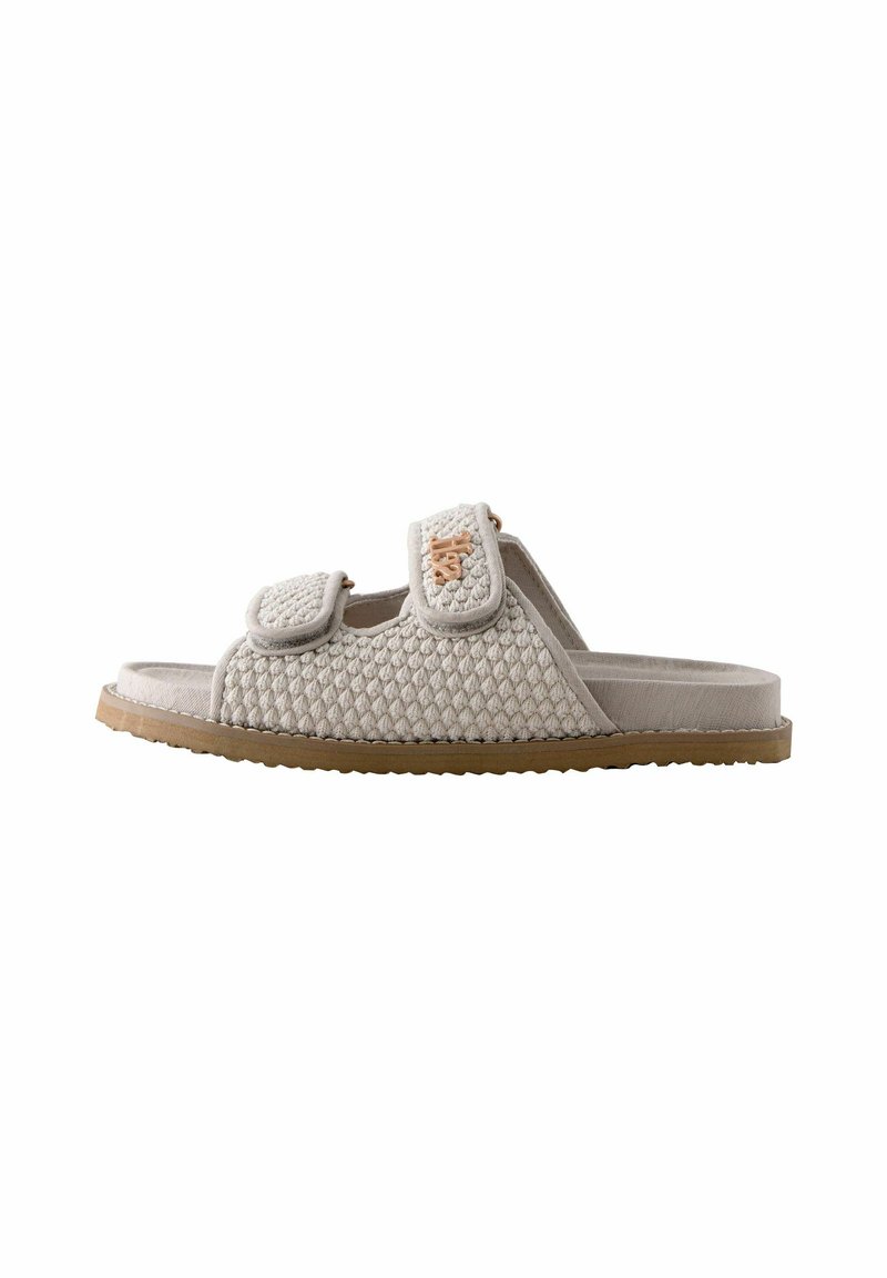 Lys beige åbne sandaler med tekstureret vævet overdel, dobbelt Velcro-stropper og en brun gummisål med skridsikre detaljer.