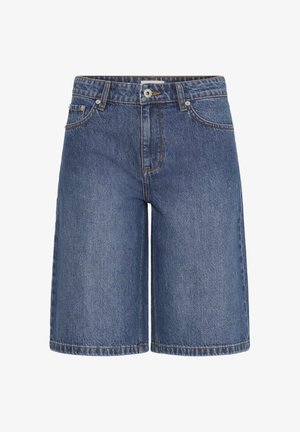 Blaue Denim-Knielange Shorts mit fünf Taschen, Knopfverschluss und Gürtelschlaufen, vor weißem Hintergrund dargestellt.
