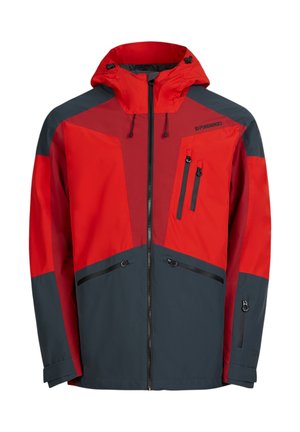 Rode en marineblauwe waterdichte jas met capuchon, voorzien van geometrische kleurvlakken, twee zakken met rits en verstelbare trekkoord bij de capuchon.