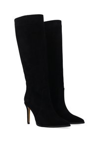 Czarne zamszowe buty do kolan o eleganckim kroju, w szpicznym nosku i smukłym obcasie w kształcie stiletto. Gładka faktura, bez widocznych ozdób.