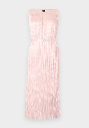 Nabrana, brez naramnic obleka iz mehkega rožnatega blaga z ustreznim zgornjim delom in pasom s srebrno sponko. Gladek, tekoč dizajn krila.