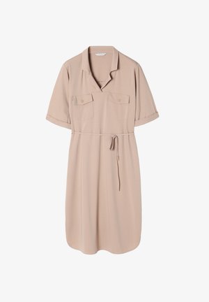 Šviesiai rudos spalvos iki kelių suknelė su trumpomis rankovėmis, apykakle, dviem krūtinės kišenėmis su mygtukais ir plona dirželiu, surištu ties juosmeniu.