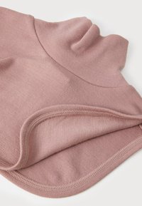 Helles Rosa, leichtes Gewebe mit hohem Kragen. Weiche Textur, glatte Oberfläche und sichtbare Nähte entlang der Kanten des Kleidungsstücks.