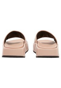 Růžové sandály na blokovém podpatku vyrobené z hladkého syntetického materiálu s otevřenou patou a zaobleným vrškem. Elegantní design s texturovanou stélkou.