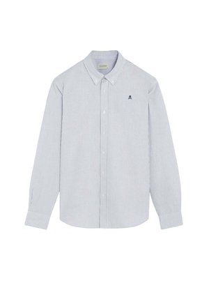 Camisa de rayas estrechas en azul claro y blanco, de manga larga, con botones y cuello abotonado, y pequeño logo oscuro en el pecho izquierdo.