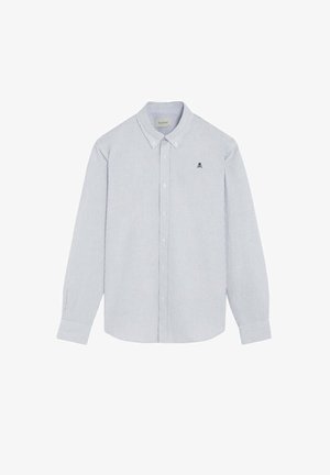 Chemise à fines rayures bleu clair et blanc, manches longues, boutonnée, col boutonné et petit logo foncé sur la poitrine gauche.