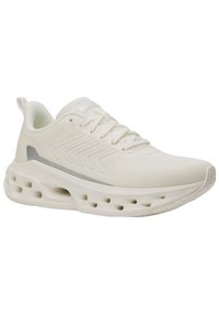 Scarpa atletica leggera e bianca con tomaia texture, chiusura con lacci e suola spessa e imbotita con aperture per la traspirabilità.