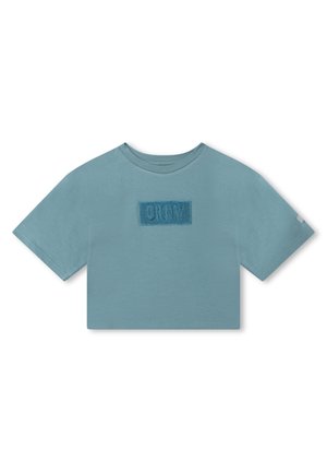 Kort lysblå T-shirt med korte ærmer, der har et tekstureret DKNY-logo på forsiden og rund hals.
