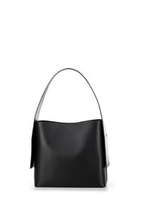 Borsa in pelle nera con una texture liscia, un'apertura ampia e una tracolla curva. Presenta un accento laterale per un ulteriore dettaglio.