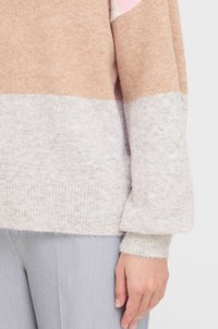 Pull léger mettant en valeur des matériaux doux et mélangés avec des rayures horizontales en beige, rose et gris clair. Poignets et ourlet côtelés.