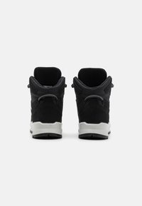 Sneaker alte con tomaia in mesh nero e suede, colletto imbottito, accenti grigi e suola in gomma bianca con battistrada testurizzato.
