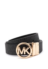 Ceinture en cuir noir avec une finition texturée, dotée d'une boucle circulaire en or embossée avec "MK" au centre et d'un fermoir métallique.