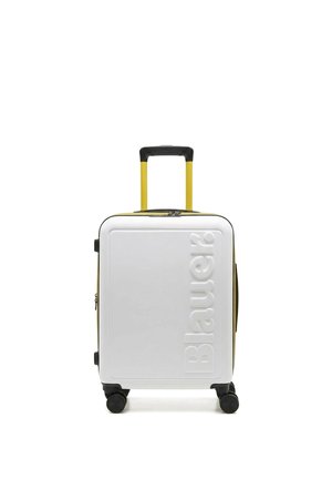 Valigia rigida bianca con manico telescopico giallo, logo "Blauer" in rilievo e quattro ruote nere girevoli.