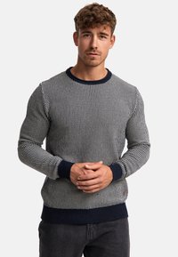 Gestreiftes navyblaues und weißes Sweatshirt mit gerippten Bündchen und Saum, runder Halslinie und strukturiertem Strickmuster. Eignen sich für legere Kleidung.