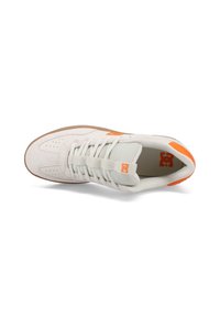 Weißer Sneaker mit einem Obermaterial aus Wildleder und Mesh, orangefarbenen Akzenten und einer Gummisohle. Gepolsterter Kragen und Perforationen an der Zehenpartie.