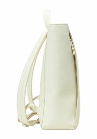 Sac à dos en cuir blanc avec une forme rectangulaire, une texture lisse et deux sangles latérales réglables. Comprend une poche zippée.