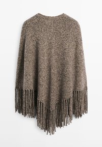 Poncho in maglia nei toni marroni terrosi, caratterizzato da una finitura texturizzata e bordi lunghi con frange. Forma triangolare classica con ampia scollatura.
