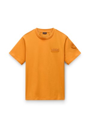 T-shirt à manches courtes et col rond en coton orange vif. Présente un patch texturé sur la poitrine et un emblème rond sur la manche.