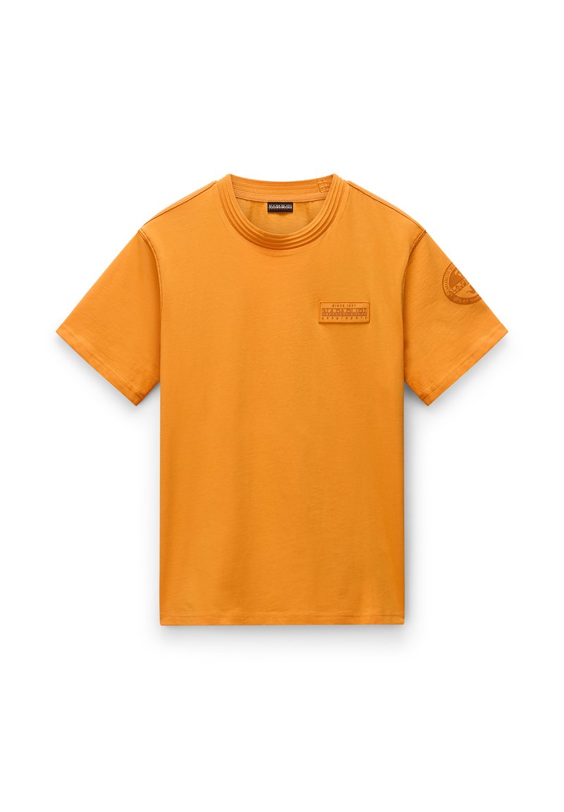 Korte mouwen, ronde hals t-shirt in feloranje katoen. Bevat een gestructureerde patch op de borst en een ronde embleem op de mouw.