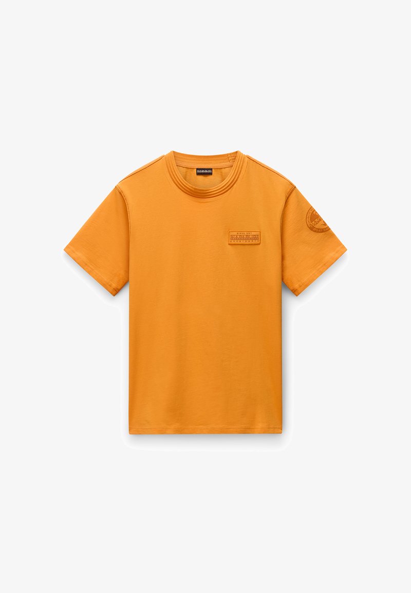 Kortærmet T-shirt med rund hals i klart orange bomuld. Har en tekstureret lap på brystet og et rundt emblem på ærmet.
