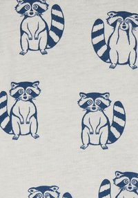 Tessuto di cotone con disegni ripetuti di procioni blu navy su uno sfondo chiaro, che mostrano pose e espressioni diverse con strisce distinte sulle code.