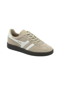 Beige suède sneakers met witte accenten, met een ronde neus, vetersluiting en een zwarte rubberen zool. "Gola" logo aan de zijkant.